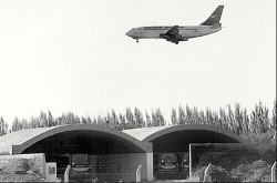 Los hangares antiaéreos sirven de refugio para los 15 ómnibus azules que desde mañana cumplirán recorridos entre Neuquén y Centenario.