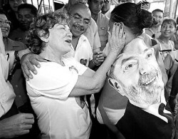 La esposa de Lula , Marisa Leticia, (izq) inici una campaa fuerte para intentar sumar voto femenino al presidente. 