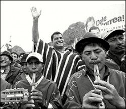 Rafael Correa (centro, saludando) junto a simpatizantes durante uno de los últimos actos. 