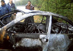 El moderno Volkswagen Bora quedó destruido por las llamas, que alcanzaron un pinar.