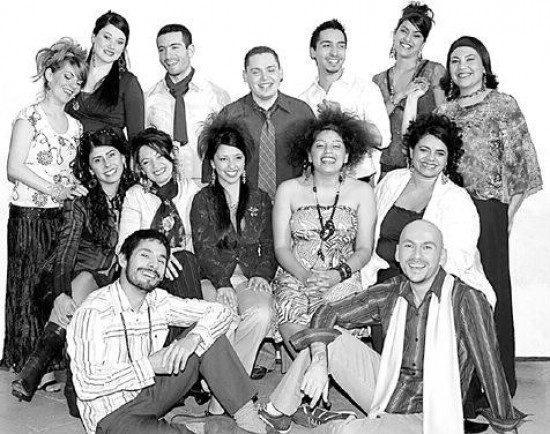 El coro dirigido por Gerardo Flores e integrado por catorce voces, actuará mañana en Neuquén y el sábado en San Martín de los Andes.