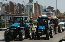 Una caravana de tractores protest ayer por la escasez del fluido en la ciudad de Crdoba.