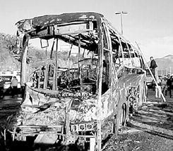 El mnibus qued totalmente quemado.