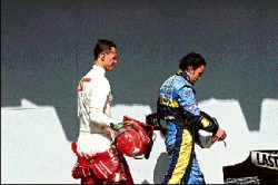 El mundo al revs. Alonso parece abatido y Schumacher, muy tranquilo. El asturiano acaricia la doble corona.
