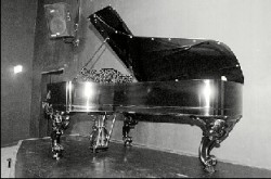 El piano está listo para la presentación oficial tras la restauración. Ledesma (izq.) es el profesional que recuperó el instrumento.