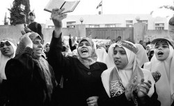 Las mujeres ingresaron a la mezquita para impedir que arrestaran a los milicianos que se habían escondido allí de la ofensiva de Israel. 
