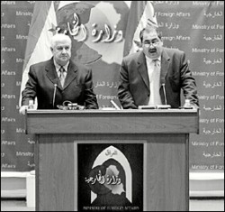 Los cancilleres de Siria e Irak, Walid Al Muallem y Hoshyar Zebari, anuncian el acuerdo.