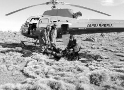 Esta vez el helicóptero de Gendarmería pudo aterrizar en el lugar del accidente, y trasladar los cuerpos de los infortunados pilotos.