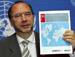 Peter Piot, director ejecutivo de ONU en Europa, en la presentacin del informe sobre la epidemia 