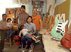 Carlos Alvarado, Marisa Contreras, Pablo Parra y Jorge Scarpello, fabricantes y restauradores de instrumentos.