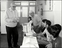Felipe Sapag votando en Cutral Co: un clsico de la poltica neuquina.