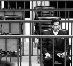 Saddam afronta un juicio por la matanza de kurdos en 1988.