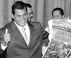 Correa leyó ayer los diarios que mostraron su triunfo en la segunda vuelta ecuatoriana.