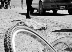 La mujer y su bicicleta quedaron en la banquina de la ruta del petróleo.