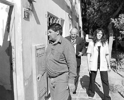 David Sandoval, el fiscal Edgardo Rodríguez Trejo y la secretaria Teresa Giuffrida, al ingresar ayer a la casa del testigo Héctor Arthur.