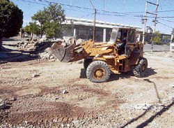 Y finalmente llegó el día. Después de que los vecinos del barrio Quintu Panal y conductores de Roca agotaran todas las vías para que arreglaran la destrozada esquina de México y Sarmiento, la comuna comenzó ayer con las tareas de reparación. Desde temprano máquinas viales iniciaron el trabajo de remover el asfalto roto para luego seguir con la nivelación de las arterias a pavimentar. Ese lugar era muy crítico, ya que es utilizado por los micros de media y larga distancia y para ellos resultaba una odisea transitarla. Ahora ese sector y otras calles cambiarán el humor de los conductores.