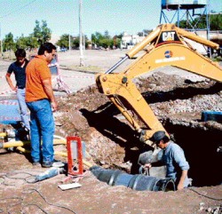 Obreros trabajan en la rotura de la cañería que no es la primera vez que se rompe y complica a los vecinos.