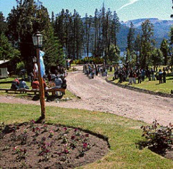 El imponente espejo de agua, la tranquilidad y la nula contaminacin son los mayores atractivos de la Villa para los turistas de todo el mundo que llegan ao a ao. Para los aniversarios, la pequea comunidad de Traful se une en los diferentes festejos.