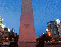 El obelisco fue iluminado con rayos lser multicolores como adhesin del gobierno porteo.