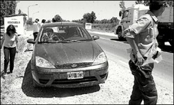 El auto muestra las huellas tras embestir a madre e hija en Guerrico.