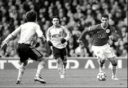 'Lucho' la lleva atada ante la marca de Flamini. Porto y Arsenal, empate y a octavos. Cristiano Ronaldo jugó en gran forma y Manchester superó en Old Trafford a Benfica.