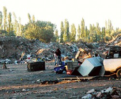 Lo que nació como depósito de escombros, ahora se transformó en zona de desperdiciosl.