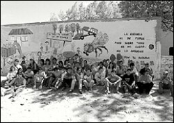 Los chicos de la Escuela Especial 1 de Roca y un mural contra la contaminacin. 