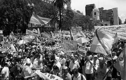 Las llamativas integrantes de la comparsa de Gualeguaychú también protestaron. Con un fuerte mensaje en contra de la papelera Botnia, los ambientalistas marcharon hasta la Plaza de Mayo.