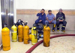 Mientras la Polica aseguraba que los bomberos contaban con todos los elementos necesarios, la municipalidad sala a comprar linternas.