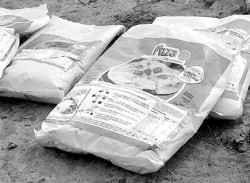 Las bolsas con comida que entrega el gobierno provincial fueron encontradas en perfecto estado de conservacin.