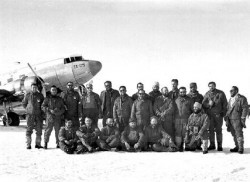 Julio Germn Muoz tripul un DC-3, integrando la primera delegacin del Ejrcito en llegar al Polo Sur. A la izquierda, tras ser condecorado por su trabajo en la fuerza.