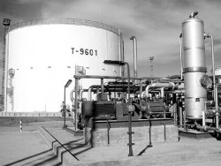 El gobierno y las empresas construirn una refinera para elaborar combustibles y los mltiples derivados del petrleo.