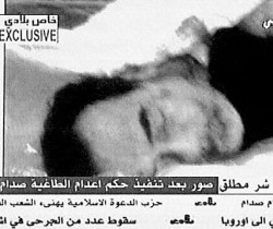 Saddam Hussein yace muerto tras ser ejecutado en la horca.