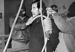 Hussein llega a la horca, donde lo esperan tres verdugos. Los ejecutores preparan la soga. Le colocan la soga en el cuello al ex dictador. En la última imagen que se difundió por tevé, le ajustan el nudo antes de ejecutarlo.