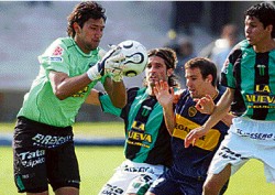 Vega en el arco que lo vio nacer futbolísticamente: el del 'Coloso' del barrio Ruca Quimey de Cutral Co. Frente a Boca en Mataderos, el ex Alianza tuvo una de sus mejores actuaciones en el Apertura.