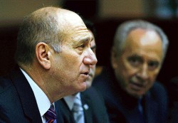En la reunin del gabinete israel, el primer ministro Ehud Olmert prefiri no hablar de un ataque a Irn. Shimon Peres lo escucha. 