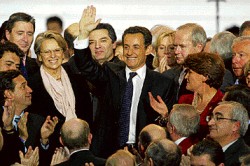 Nicolas Sarkozy, controvertido ministro del Interior. Pero Chirac no decide todavía si va por un tercer mandato.