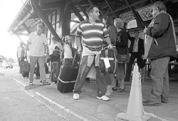 La llegada de pasajeros proveniente del paso Prez Rosales denud las falencias de las instalaciones. 