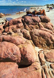 Ideal para descansar lejos de todo. Las Piedras Coloradas empezaron a consolidarse como espacio de atracción para cada vez más turistas, cuando las excursiones las incluyeron en su paso hacia El Sótano o el Fuerte Argentino. 