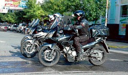 Las seis motos iguales, con sus pilotos de ropas oscuras, no pasaron inadvertidas en las calles de Cipolletti.