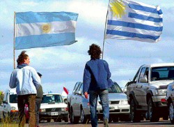 Los militantes ambientalistas acrecientan sus protestas en medio de reuniones oficiales entre los dos países para destrabar el conflicto. Ayer, durante cinco horas estuvieron interrumpidos los tres puentes que unen la Argentina con el Uruguay. 