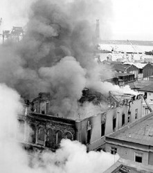 El incendio provocado por una fuga de gas afectó a cuatro edificios del casco histórico.