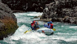 Diversión garantizada. Cada vez más turistas practican rafting en Bariloche y la cordillera. 