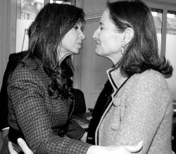 Cristina Fernández de Kirchner habló de la posibilidad de ser candidata con Ségolène Royal, postulante a la presidencia del socialismo.