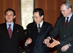 Los representantes de China, Corea del Norte y EE.UU celebran el acuerdo, aunque señalaron que es "sólo el comienzo". 