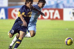 Neri Cardozo es asediado por Doyle Vaca, uno de los jugadores cuestionados por Boca tras su encuentro con Bolvar.