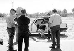 El Fiat Duna fue peritado por personal policial. Leonel Manrique habría sido mortalmente herido estando dentro del vehículo.