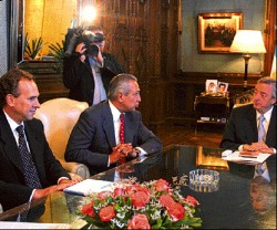 El presidente de Pampa Holding, Marcelo Mindlin, y el gobernador de Salta, anuncian a Kirchner las obras en Salta y Neuqun.