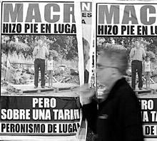 La ciudad de Buenos Aires amaneci con carteles crticos contra Macri.