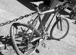 La bicicleta en que se trasladaba el polica muestra las huellas del duro impacto.